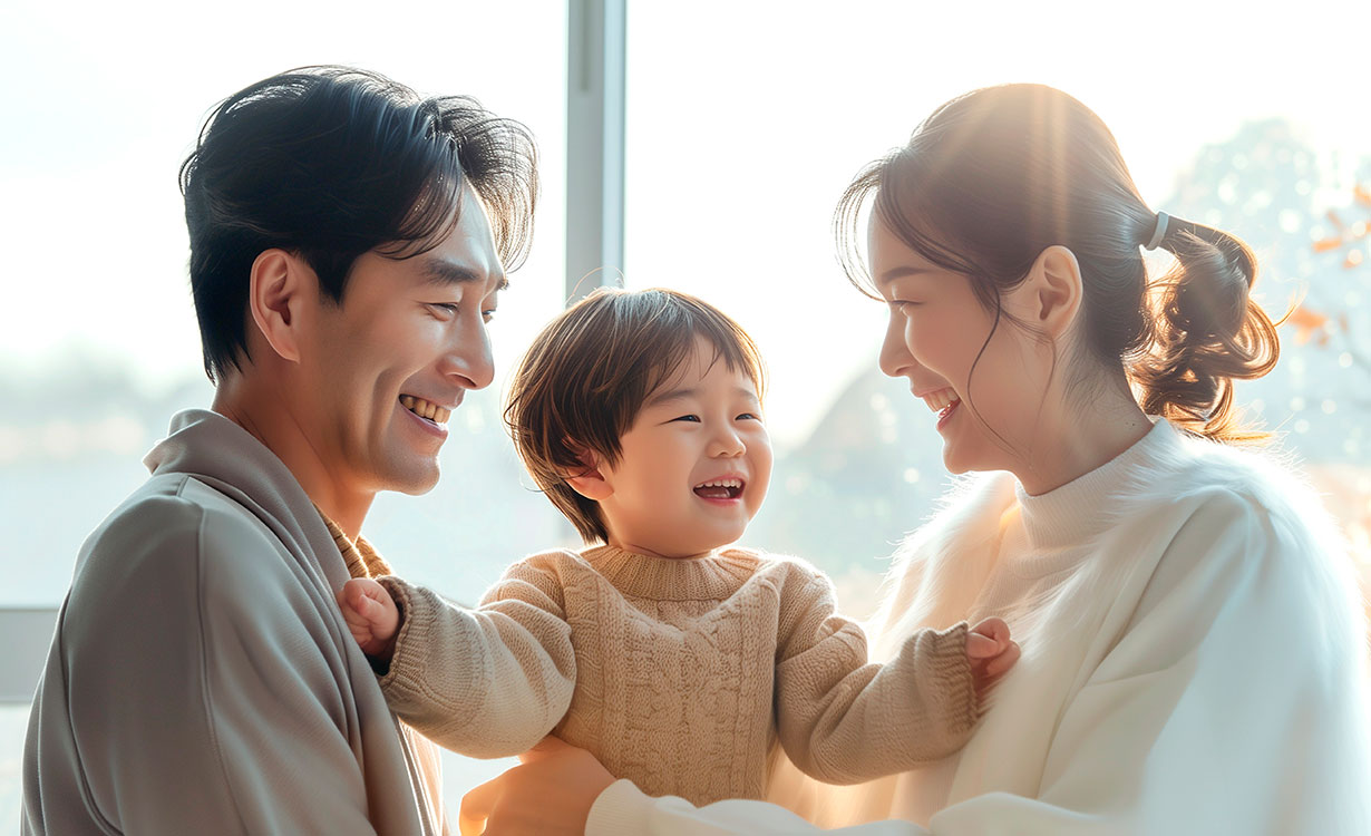 정관복원수술 상담 이미지, 정관수술 후 임신 가능성 회복과 남성난임 치료를 통해 가족 계획의 희망을 표현한 부부와 아이 가족 사진