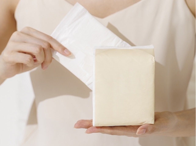 패드검사 이미지, 요실금 진단을 위해 패드 착용 후 소변 누출량과 무게 변화를 측정하는 검사 장면