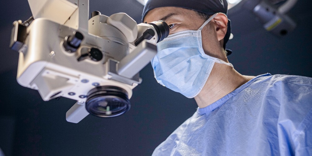 정계정맥류 미세현미경 수술 이미지, 비뇨의학과 전문의가 현미경으로 확장된 정맥을 결찰하는 남성난임 정밀 수술 장면