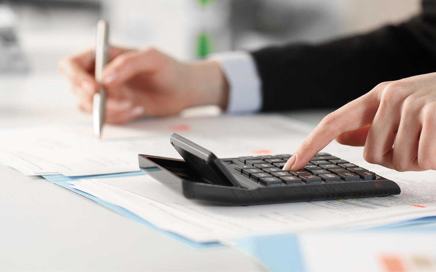 진료비 계산 이미지, 합리적인 비용과 효율적인 비뇨기 치료 시스템을 안내하는 상담 장면